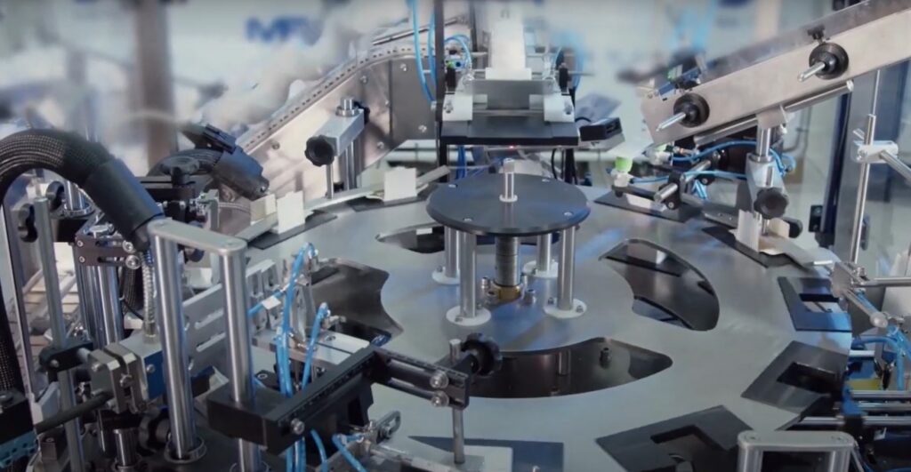 Pharma Solutions – Estuchadora vertical con carga automática